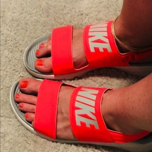 NIKE WOMEN’S TAJUN SANDAL NEON PINK